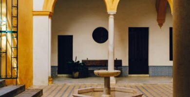 a courtyard with a fountain in the middle of it